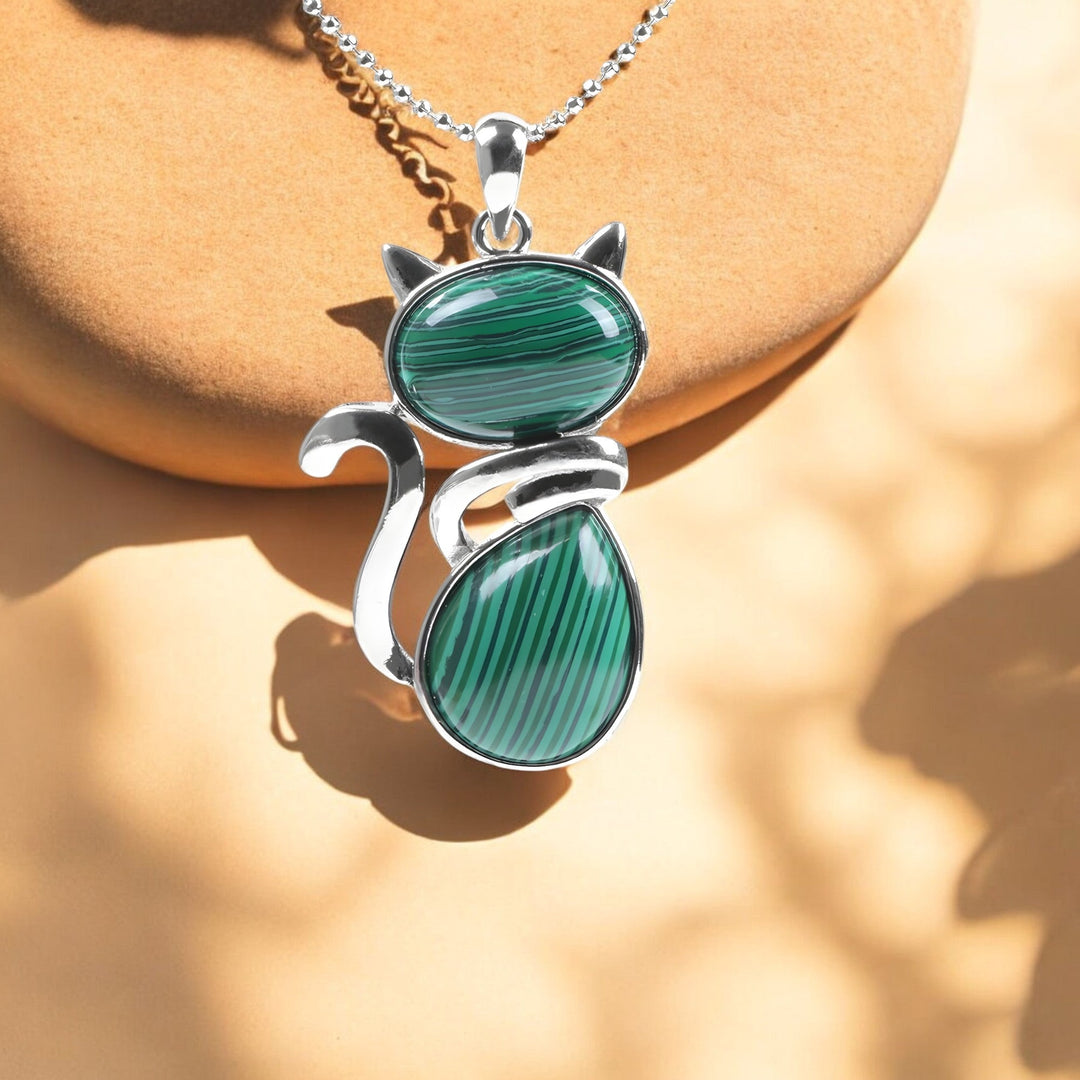 Kissa-riipuksella varustettu kaulaketju luonnonkivistä